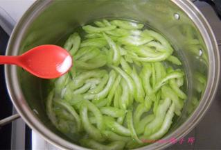 煮锅里水热后，放入一小捏食盐，倒入切好的西芹片焯烫一下捞出，过凉水备用；
