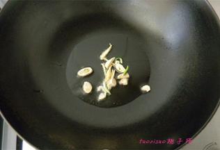 炒锅里倒入食用油，放入蒜瓣炒香；