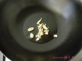 炒锅里倒入食用油，放入蒜瓣炒香；