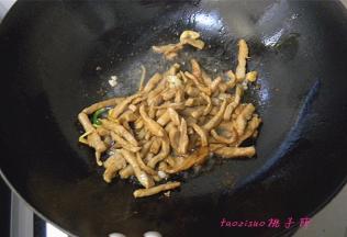 倒入腌好的肉丝煸炒变色，再放入生抽煸炒出香味；