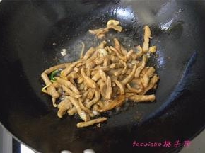 倒入腌好的肉丝煸炒变色，再放入生抽煸炒出香味；