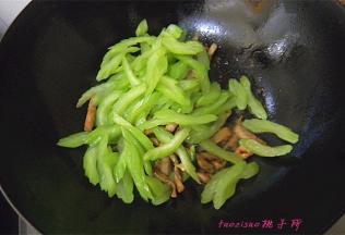 倒入焯烫好的西芹片，煸炒；