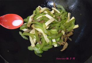 再放入切好的豆干翻炒，放入食盐、鸡粉调味即可。