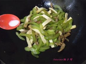 再放入切好的豆干翻炒，放入食盐、鸡粉调味即可。