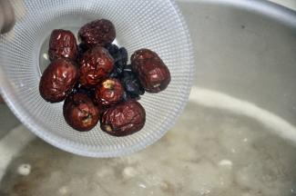 银耳羹已经熬了3个小时了，这时倒入红枣、蔓越莓。