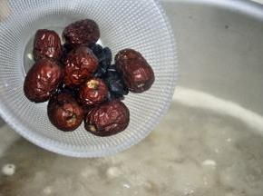 银耳羹已经熬了3个小时了，这时倒入红枣、蔓越莓。