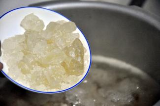 倒入冰糖。