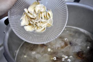 倒入百合，继续慢炖20分钟。