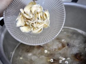 倒入百合，继续慢炖20分钟。