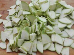 西葫芦洗干净，切一下