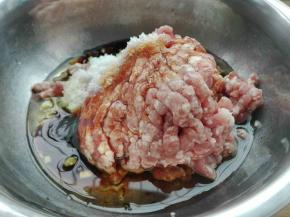 肉末放入，盐，味极鲜，花生油，香油，耗油，糖，花椒粉，葱姜末
