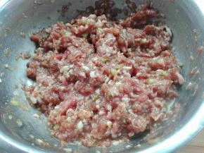 顺时针一个方向搅拌起劲，放置一边入味