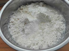 准备做饺子面团：面粉，水，盐混合