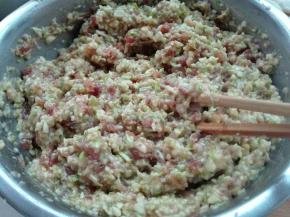 将箍好的西葫芦同肉馅混合，同样一个方向搅拌均匀