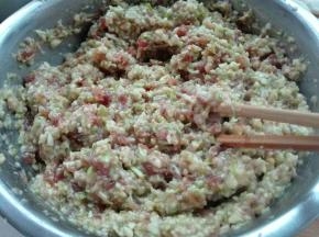 将箍好的西葫芦同肉馅混合，同样一个方向搅拌均匀