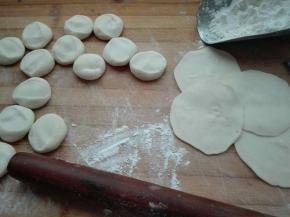 面团切成均等剂子，擀成圆皮