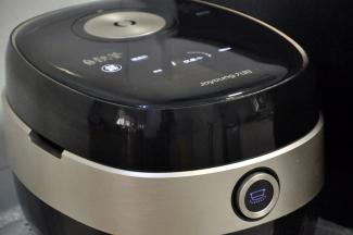 糯米泡发后会吸收水份，如果是直接蒸锅蒸，需沥干碗里剩的水；如果用电饭煲，则需要保留少量水份，启动煮饭模式。