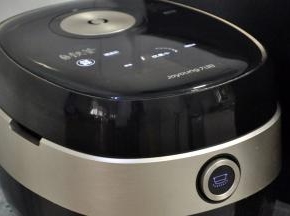 糯米泡发后会吸收水份，如果是直接蒸锅蒸，需沥干碗里剩的水；如果用电饭煲，则需要保留少量水份，启动煮饭模式。