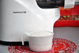 将两种面粉放入九阳面条机，提前换上饺子皮模。