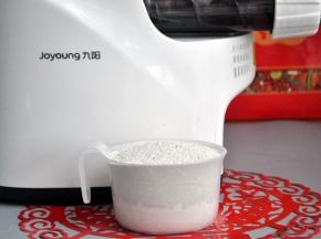 将两种面粉放入九阳面条机，提前换上饺子皮模。