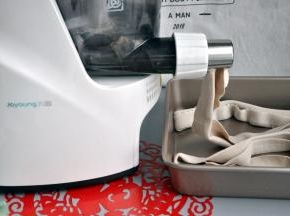 启动快速面条的功能后，将水杯卡在面条机上，确保水进入了面条机，随着机器的不断搅拌，面条机开始出面皮。