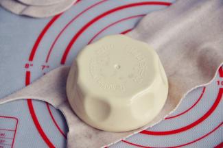 用饺子模压出圆形的面皮，做烧麦的皮还要薄一些，一会再用擀面杖加工一下。