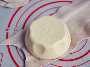 用饺子模压出圆形的面皮，做烧麦的皮还要薄一些，一会再用擀面杖加工一下。