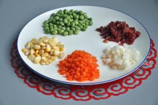 准备馅料的食材，青豆和玉米提前放入小锅中煮熟。