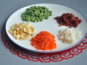 准备馅料的食材，青豆和玉米提前放入小锅中煮熟。