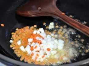 热锅倒入玉米油 ，油热倒入胡萝卜和山药，快速翻炒几下。