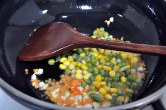 倒入青豆玉米，继续翻炒。