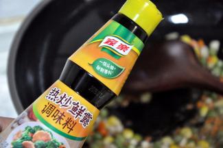 倒入热炒鲜露（生抽）1勺，我喜欢淡淡的口感，如果口味重，可以加2勺，一会还要拌糯米饭，会分担咸味。