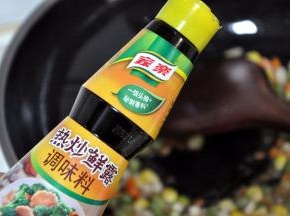 倒入热炒鲜露（生抽）1勺，我喜欢淡淡的口感，如果口味重，可以加2勺，一会还要拌糯米饭，会分担咸味。