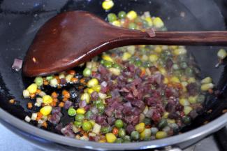 倒入自家的广味香肠，炒出香味。