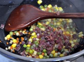 倒入自家的广味香肠，炒出香味。