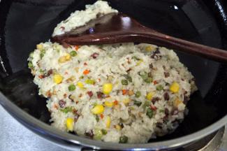 倒入提前煮好或者蒸好的糯米饭，快速拌匀，关火备用。