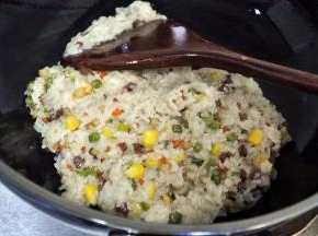 倒入提前煮好或者蒸好的糯米饭，快速拌匀，关火备用。