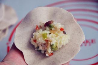 把饺子皮擀薄，把馅放入，不要放太多。