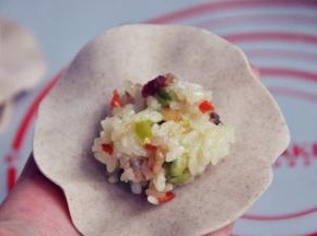 把饺子皮擀薄，把馅放入，不要放太多。