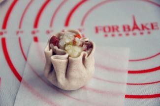 用手掌的虎口部位去收口，用力捏一下，防止散开。