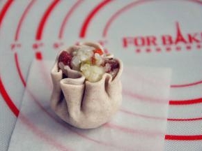 用手掌的虎口部位去收口，用力捏一下，防止散开。