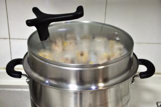 将做好的烧麦放入蒸锅，水开后蒸10分钟关火，再焖5分钟。