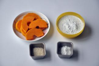 准备材料，南瓜洗净切片。