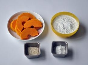 准备材料，南瓜洗净切片。