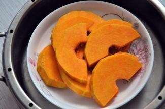 放入蒸锅中蒸20分钟，蒸至南瓜软烂。