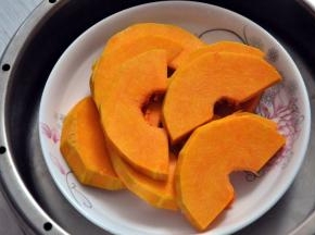 放入蒸锅中蒸20分钟，蒸至南瓜软烂。