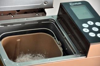 将蒸过的南瓜沥干水份，南瓜水放一边备用，将南瓜、糯米粉、糖粉放入面包机中，启动10分钟揉面程序（如果没有面包机，那么可以将南瓜剁成南瓜泥，手动将南瓜泥与糯米粉揉成光滑的面团）刚开始会比较干，多揉一会，揉到面团成形，由于南瓜的水份不同，根据情况适当增加南瓜水或者糯米粉，揉成软硬适中的面团。