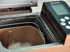 将蒸过的南瓜沥干水份，南瓜水放一边备用，将南瓜、糯米粉、糖粉放入面包机中，启动10分钟揉面程序（如果没有面包机，那么可以将南瓜剁成南瓜泥，手动将南瓜泥与糯米粉揉成光滑的面团）刚开始会比较干，多揉一会，揉到面团成形，由于南瓜的水份不同，根据情况适当增加南瓜水或者糯米粉，揉成软硬适中的面团。