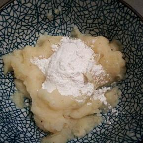 土豆碾成泥，加食盐，黑胡椒粉拌均匀，再加30克玉米淀粉拌匀。