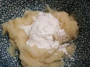 土豆碾成泥，加食盐，黑胡椒粉拌均匀，再加30克玉米淀粉拌匀。